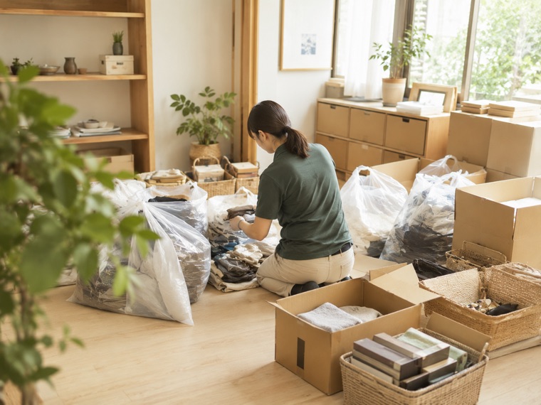 衣類や日用品の仕分け作業
